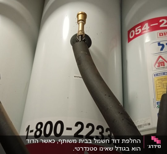דוד שמש עם צינורות וחיבורים